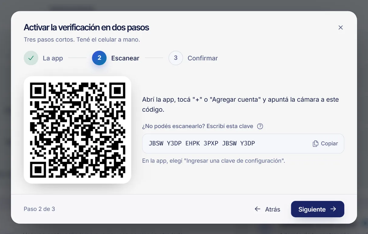 La ventana de tres pasos de la verificación en dos pasos con un código QR para escanear con una app de autenticación
