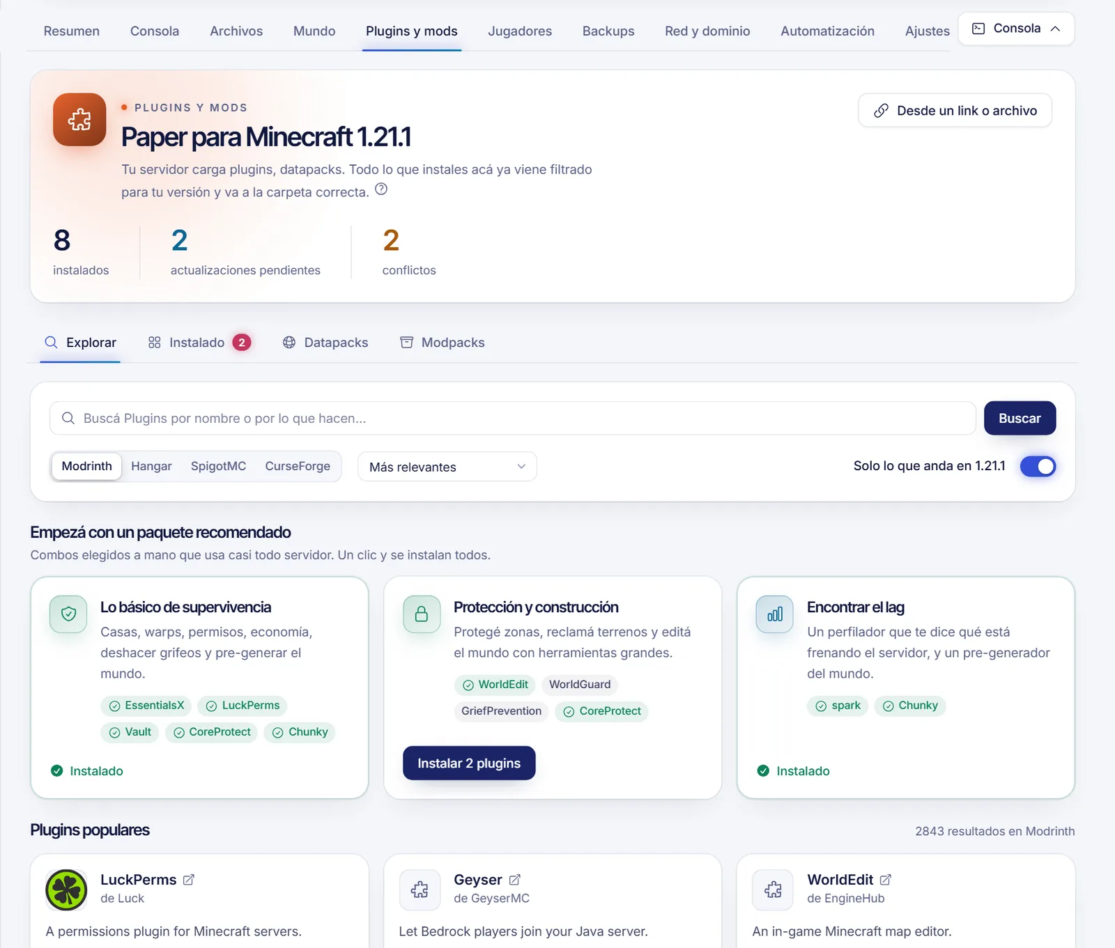 Pestaña Explorar de Plugins y mods con un buscador, botones de catálogo y tarjetas de resultados con un botón Instalar