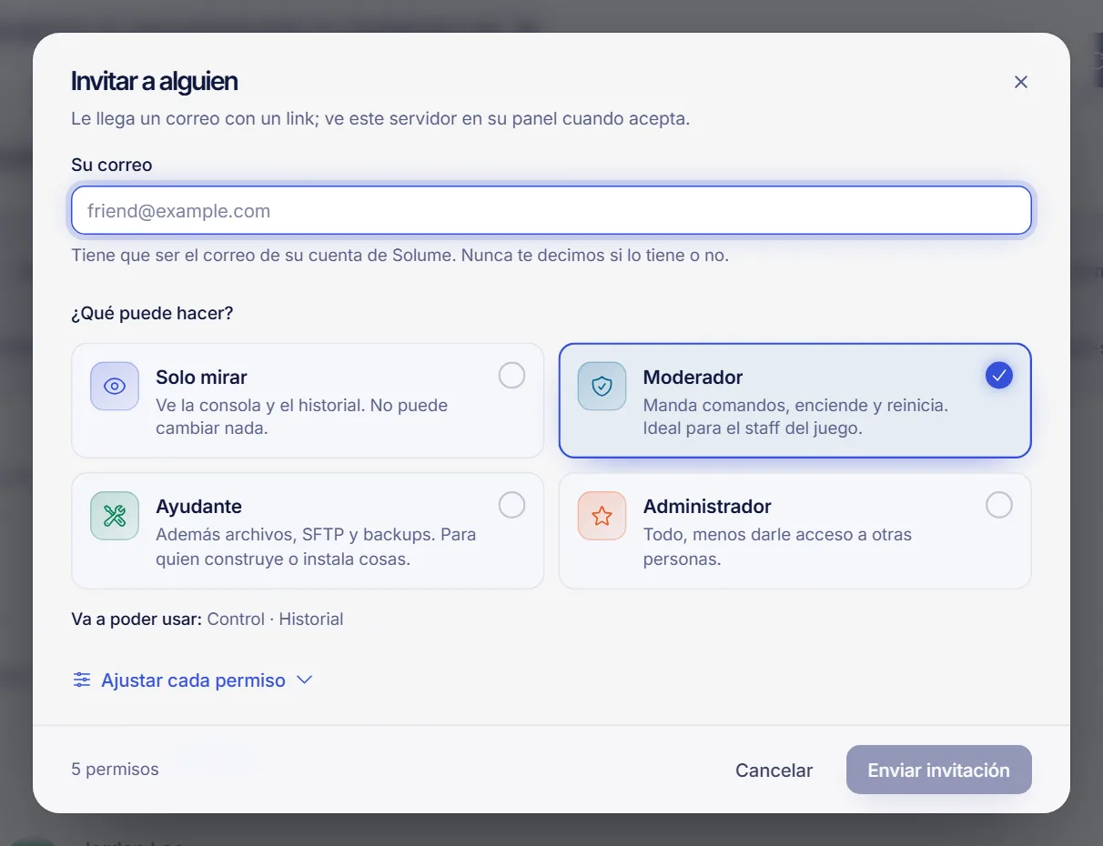 La página Accesos compartidos de un servidor de juego con el cuadro Invitar a alguien, el campo de correo y cuatro tarjetas de rol