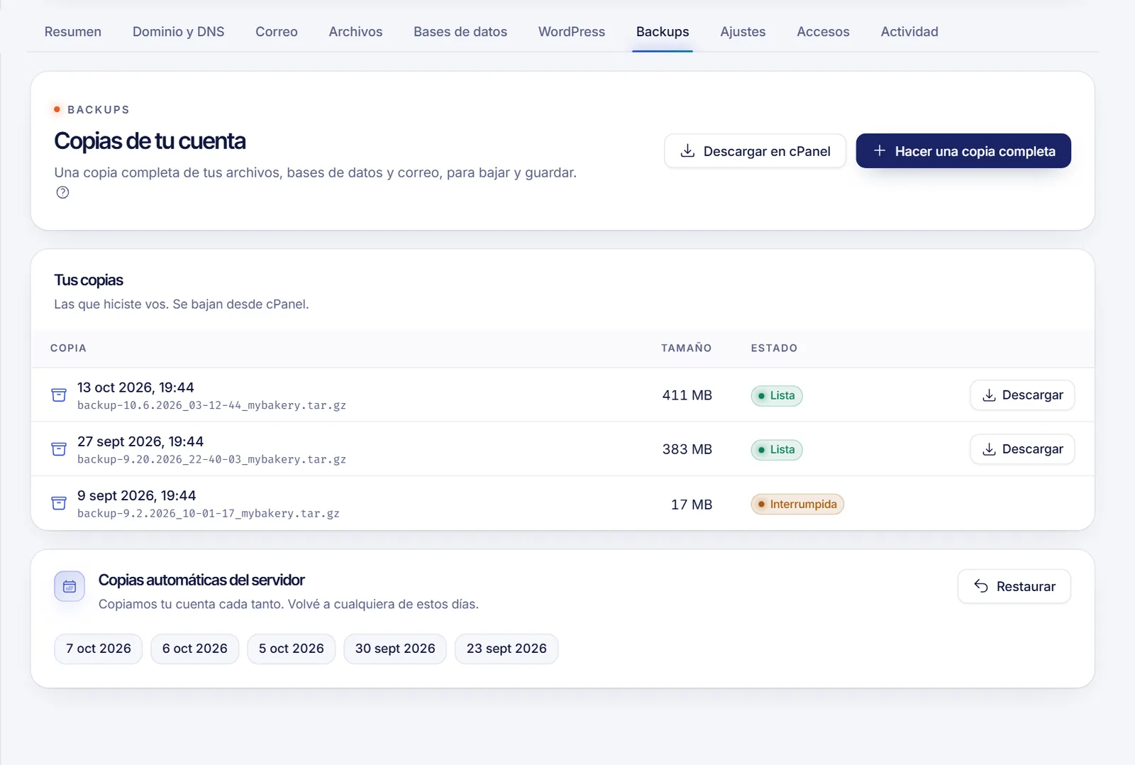 Pestaña Backups de un hosting web con el botón Hacer una copia completa, el botón Descargar en cPanel y la lista de copias con tamaño y estado