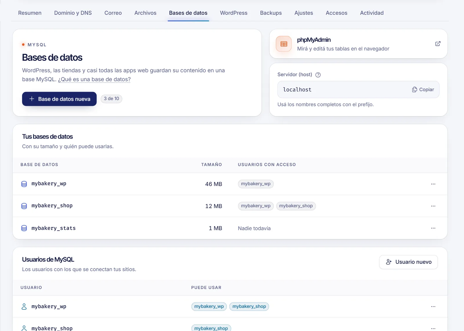 Pestaña Bases de datos de un hosting web con el botón Base de datos nueva, el acceso a phpMyAdmin y la lista de bases de datos y usuarios de MySQL