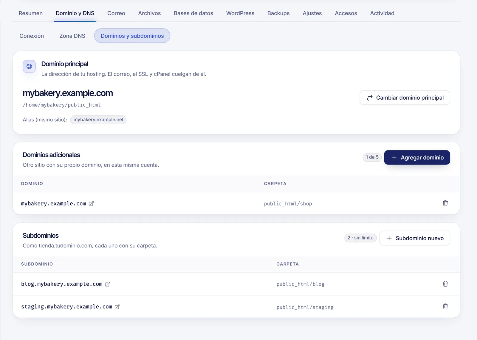 Sección Dominios y subdominios de un hosting web con el dominio principal, los dominios adicionales y los subdominios con sus carpetas y los botones para agregar