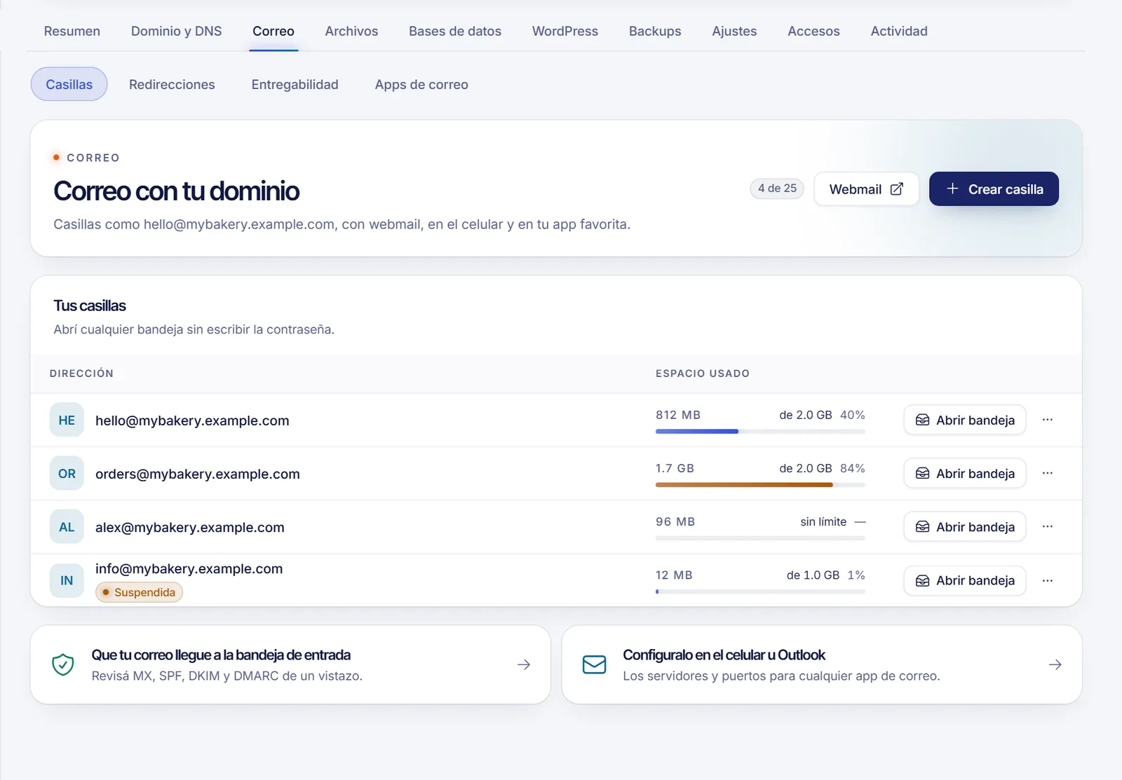 Pestaña Correo de un hosting web con la lista de casillas, los medidores de espacio usado y el botón Crear casilla