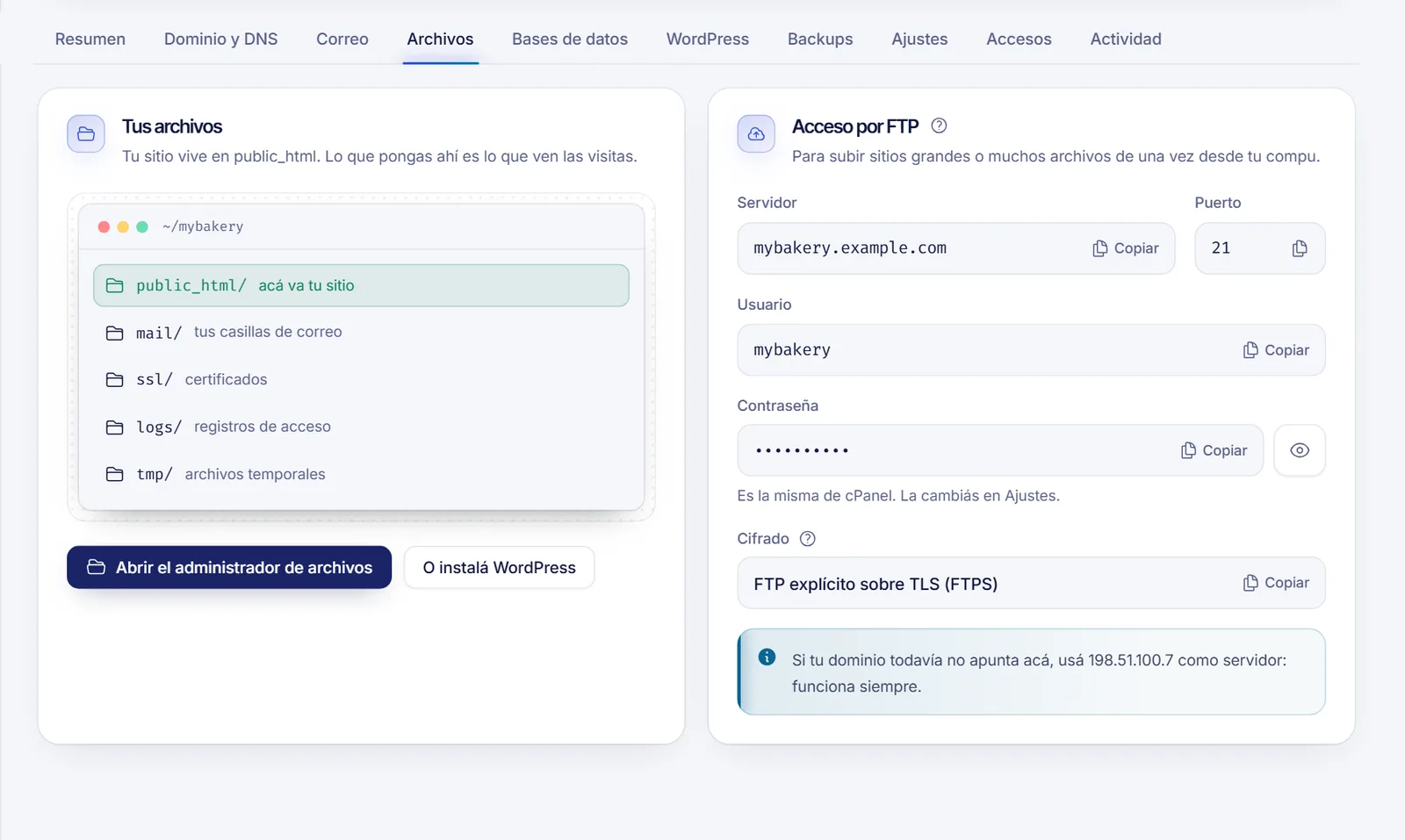 Pestaña Archivos de un hosting web con las carpetas de la cuenta, public_html resaltada y el botón Abrir el administrador de archivos