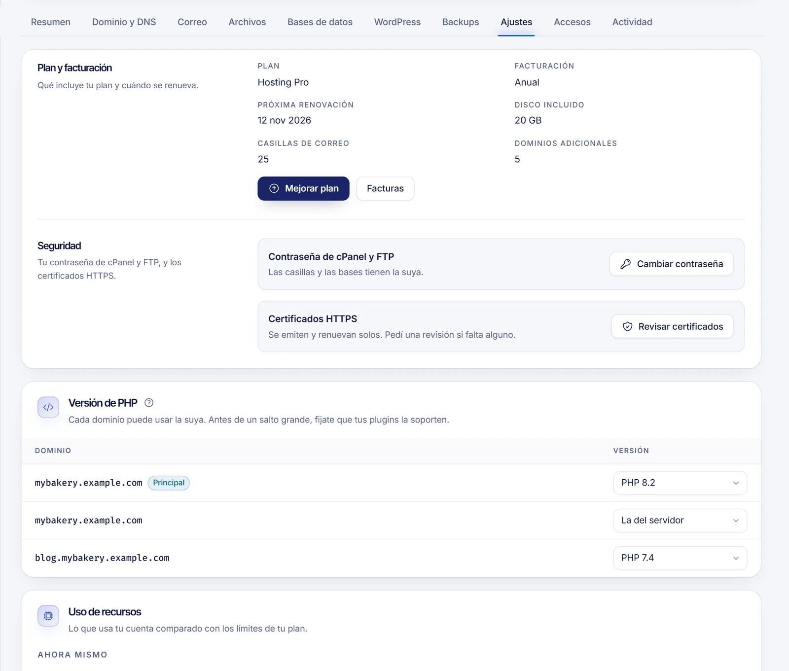 Tarjeta Versión de PHP en la pestaña Ajustes de un hosting web con una tabla de dominios y una lista desplegable para elegir la versión de PHP de cada uno
