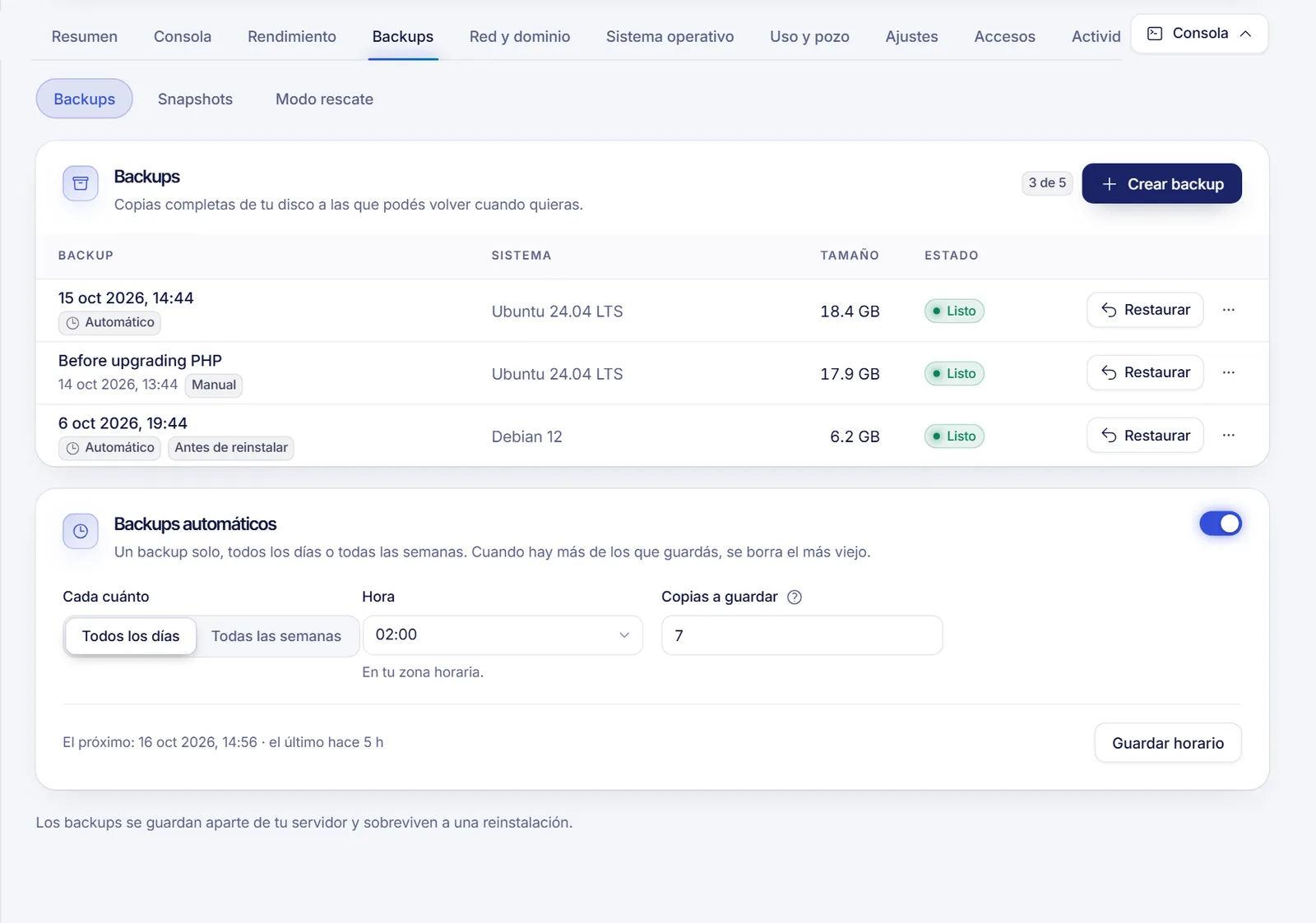 Sección Backups de un VPS con cada backup, su sistema, tamaño y estado, y el botón Restaurar