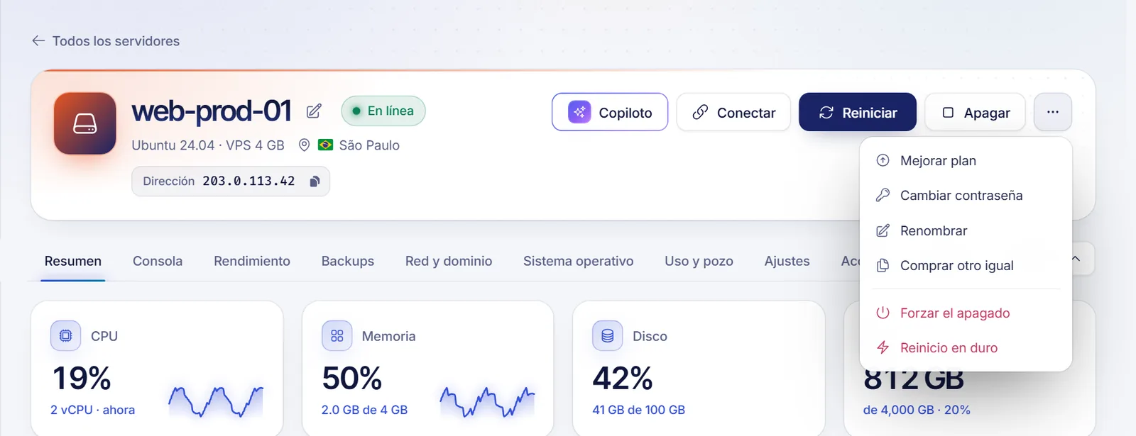 Los botones de energía de un VPS (Reiniciar y Apagar) y el menú Más opciones de energía abierto con Forzar el apagado y Reinicio en duro